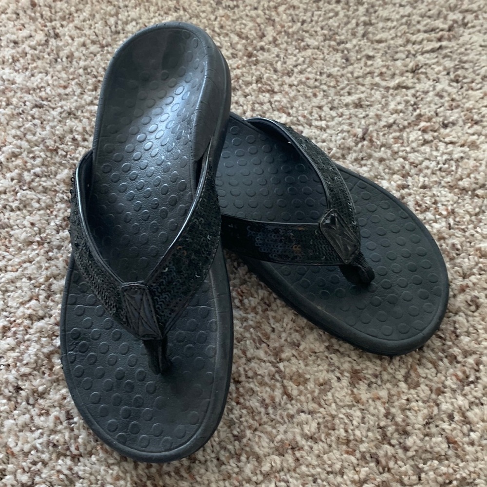 Vionic  Size 7 black flip flops